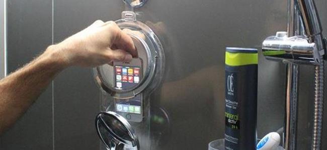 تعرف على مخاطر استخدام الهاتف في الحمام