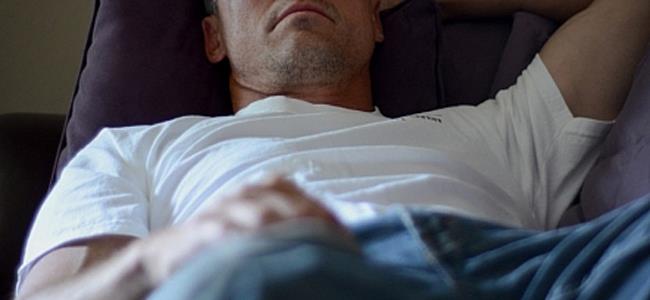 هل ينام زوجك بمفرده… إليك الأسباب