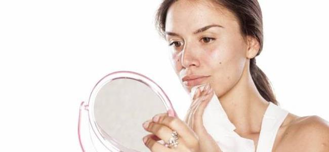 خطوات سهلة لتحصلي على بشرة مشرقة قبل موسم الأعياد