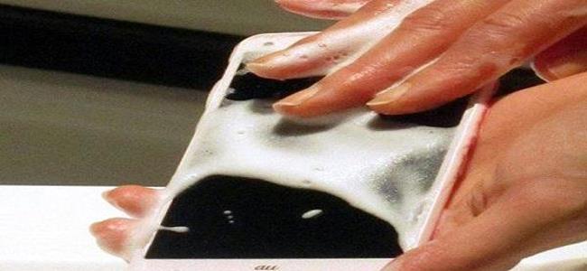 أول هاتف قابل للغسل سيُطرح الاسبوع المقبل