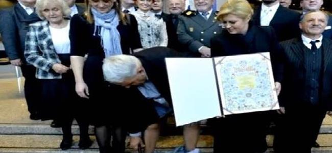 سقط سرواله امام رئيسة البلاد!