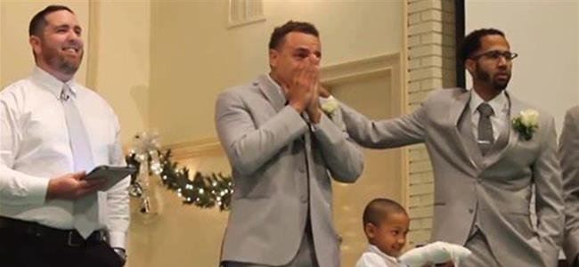 بالفيديو: عريس يبكي في زفافه والسبب نال إعجاب الملايين