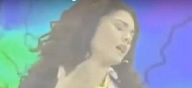 بالفيديو: مذيعة تخلع ملابسها على الهواء فى مشهد مثير أثار الضجة !