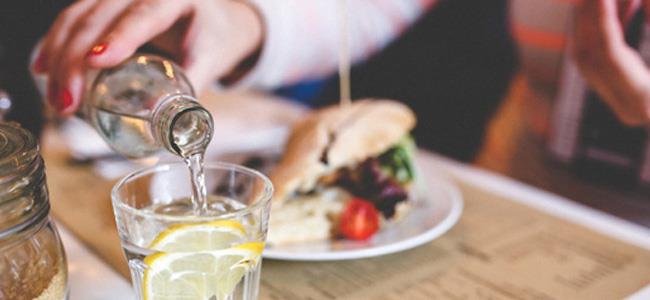 احذروا شرب الماء بعد الأكل!