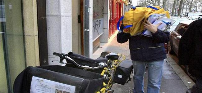 موظف بريد يلقي بطرود بريدية للتخلص منها