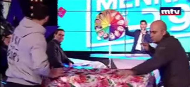 بالفيديو: أراد مفاجأة صديقته… فوجد نفسه عارياً على MTV! 