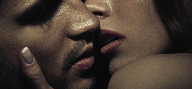 هذه الأجواء في غرفة نومكما.. ستشعل ليلتكما الحمراء 