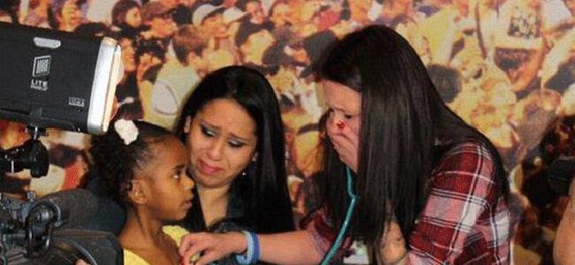 امرأة تسمع خفقات قلب طفلها المتوفى من جديد