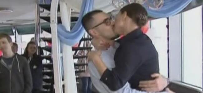 بالفيديو: قبلات على علو 337 متراً!