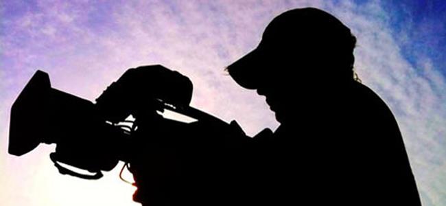 مخرجة تترك والدتها مشردة في الشوارع..