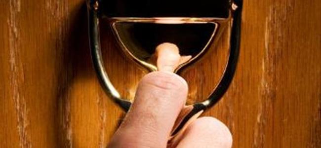 يقتحمون منازلكم... ويتجسّسون