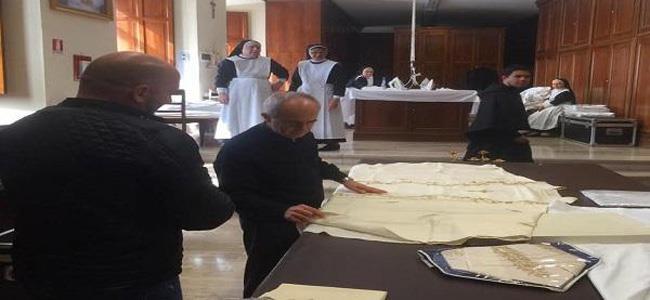 للمرة الأولى في تاريخ الكنيسة الحبر الأعظم يرتدي بزة قداس لبنانية!
