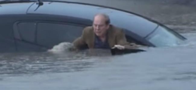  بالفيديو: مراسل ينقذ رجلا قبل غرق سيارته