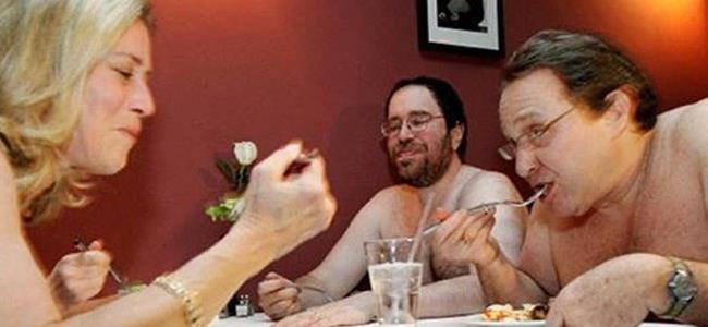  تناولوا وجبتكم وأنتم عراة... لكن السيلفي ممنوعة!