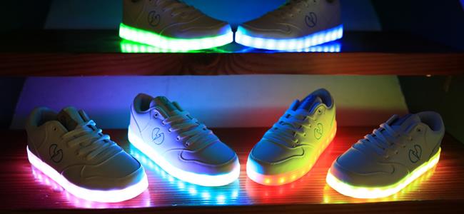 تحذير من الأحذية المضيئة.. هذا ما حصل مع طفل 