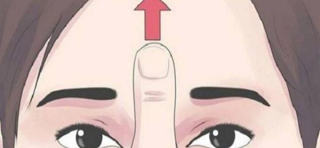 ماذا يحدث عند الضغط بين عينيك؟