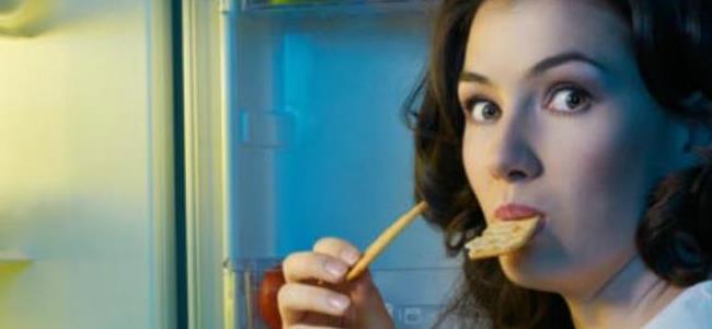 تناول الطعام بعد الثامنة مساءً لا يزيد الوزن