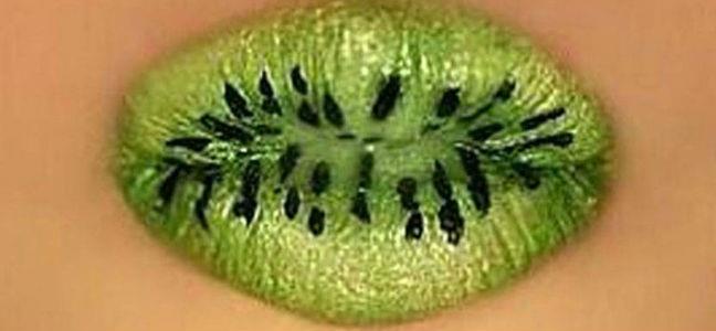  فن رسم الفاكهة على الشفاه.. موضة جديدة