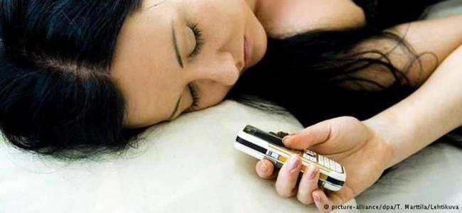 هذا ما يحدث لك عندما يرافقك هاتفك الذكي إلى السرير