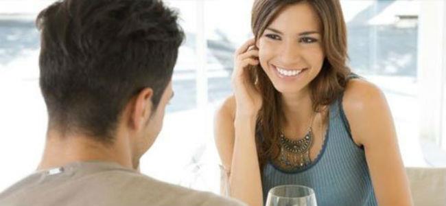 الرجل البارع في سرد القصص يثير إعجاب النساء