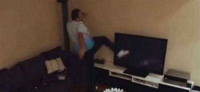 مشجعٌ يقع ضحية زوجته...