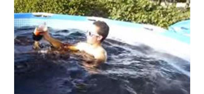  بالفيديو  استحم بـ 1500 غالون من المشروبات الغازية وهذا ما حصل له.. 