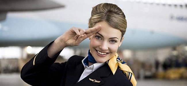 السبب الحقيقي لاستقبال مضيفات الطيران لكم!