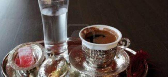 هل تعلم .. لماذا يقدم كوب ماء مع القهوة .. معلومة ستفاجئك!!!