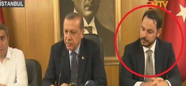  من هو الرجل الذي ظهر إلى جانب اردوغان في كلّ الصور؟