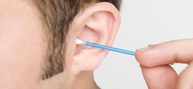 خمسة ممارسات خاطئة لتنظيف الأذن