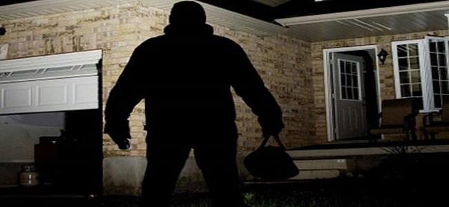 ذهبوا ليسرقوا المنزل فطاب لهم السكن فيه!