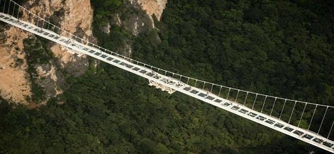 إفتتاح أطول وأعلى جسر زجاجي في العالم!