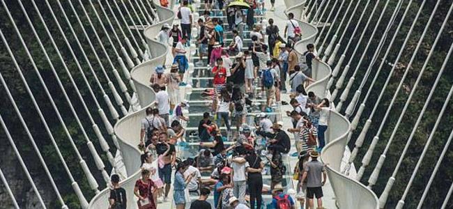  بعد أيام على افتتاحه.. الصين تغلق أطول وأعلى جسر زجاجي