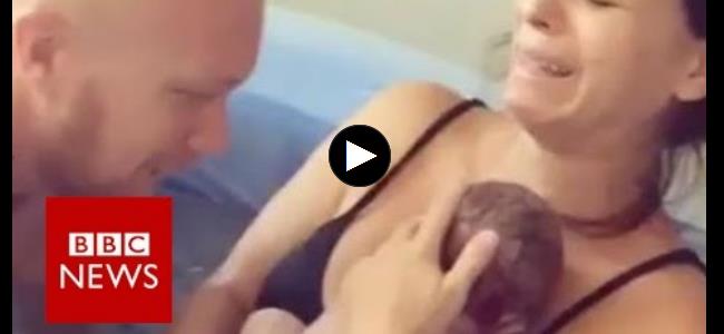 بالفيديو.. وَلَدت طفلها بنفسها في الماء!