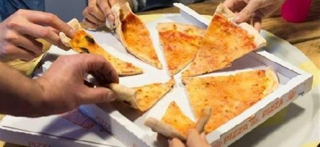 لماذا توضع البيتزا الدائرية داخل علب كرتونية مربعة؟