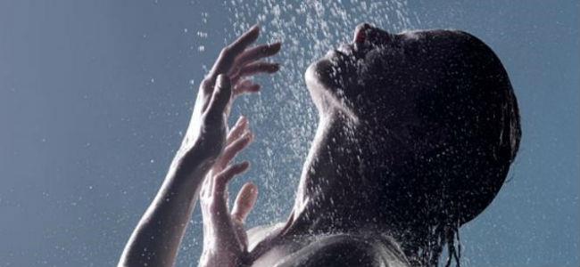 لهذه الأسباب... تبوّلوا أثناء الاستحمام