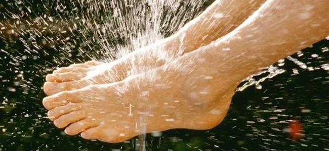 تعرف على فوائد ومضار السير حافي القدمين