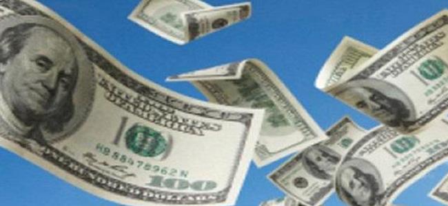 عربي يرمي 22 ألف دولار في الهواء!