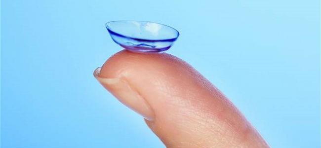  خسر عينه بسبب العدسات اللاصقة!