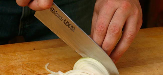 لماذا نبكي عندما نقطع البصل وكيف نمنع الدموع؟