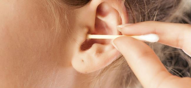 انتبه قبل تنظيف أذنينك.. ما تستعمله قد يكون خطراً! 