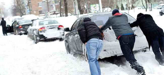  ماذا تفعل إذا عَلِقَت سيارتك في الثلج؟