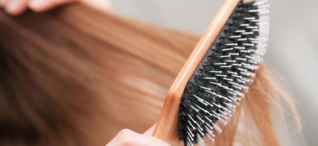 تحذير.. هذا ما يحدث لشعرك إن لم تغسلي الفرشاة مرة أسبوعيًا 