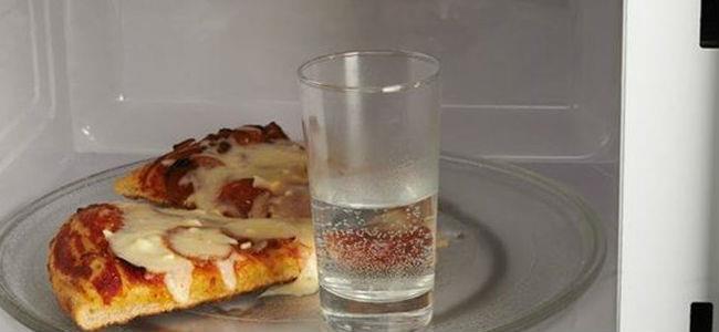 ماذا يحصل إذا وضعتم كوباً من الماء مع البيتزا في الميكروويف؟