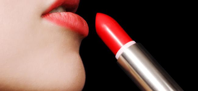 هل ترتكبين هذا الخطأ عند وضع أحمر الشفاه؟ 