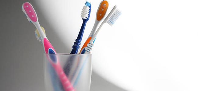 ما هي المخاطر الناجمة عن عدم تغيير فرشاة الأسنان بانتظام؟
