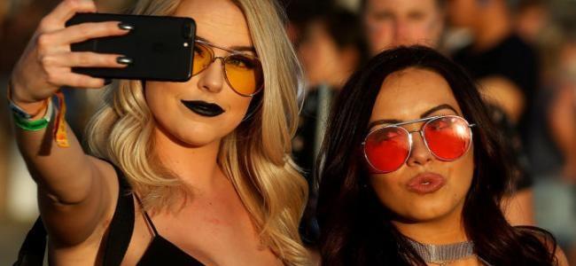 توقفوا عن التقاط الـselfie باليد اليمنى