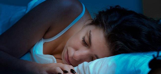  النوم ليلاً يزيدُ جمال الوجه وجاذبيته