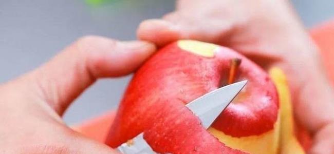 لا ترموا قشر التفاح.. ما يفعله بالجسم رائع!