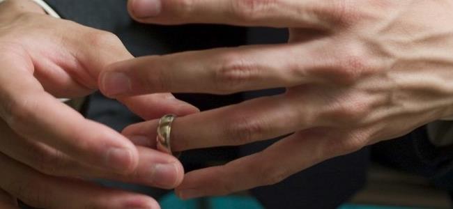 إذا خلع الرجل خاتم الزواج.. فهل يقصد إنهاء علاقته بزوجته؟!